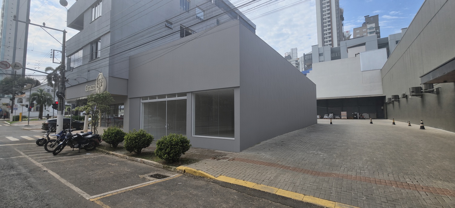 Pé direito duplo da sala comercial